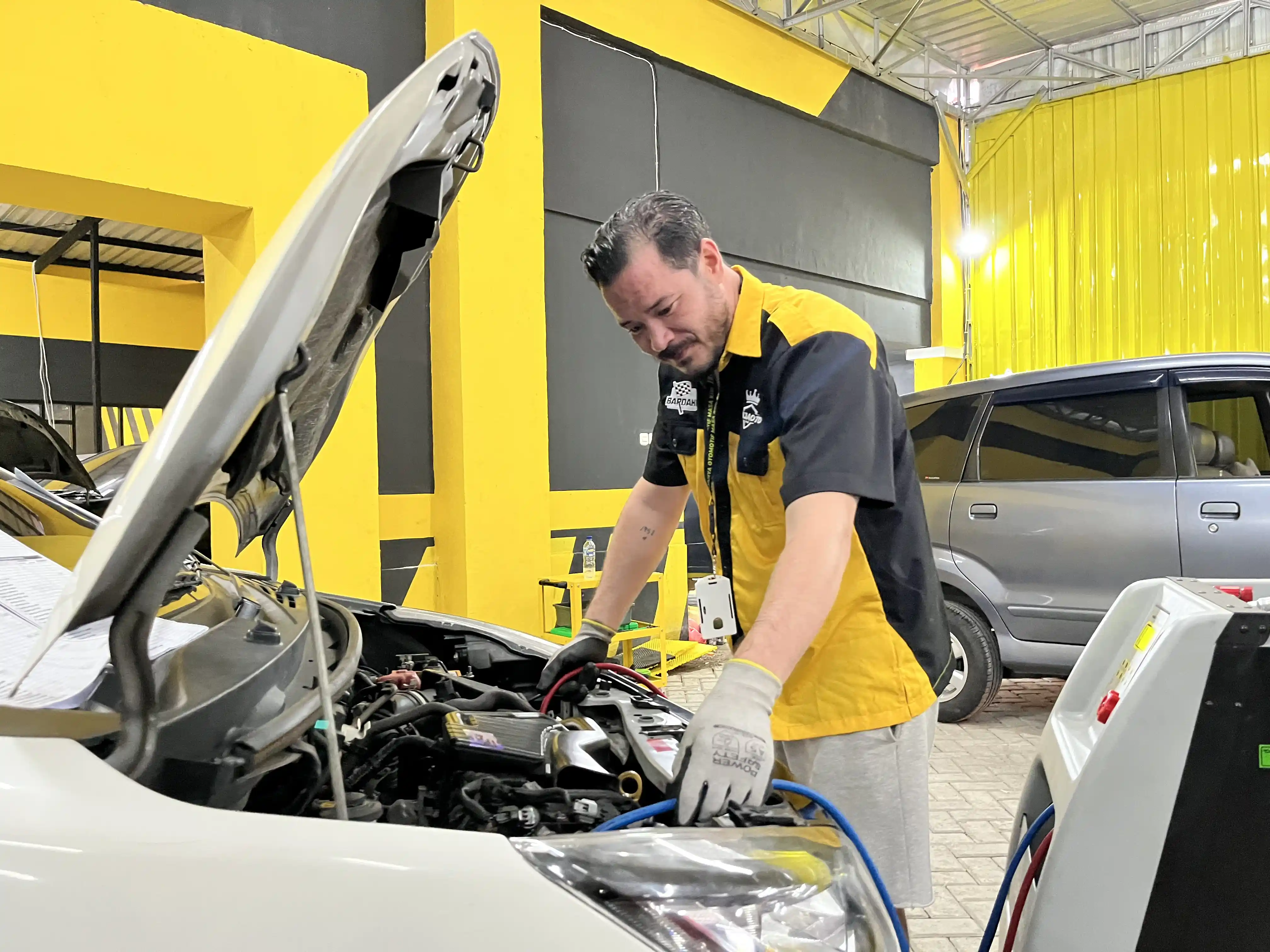 Service AC Mobil dengan Mesin 3R