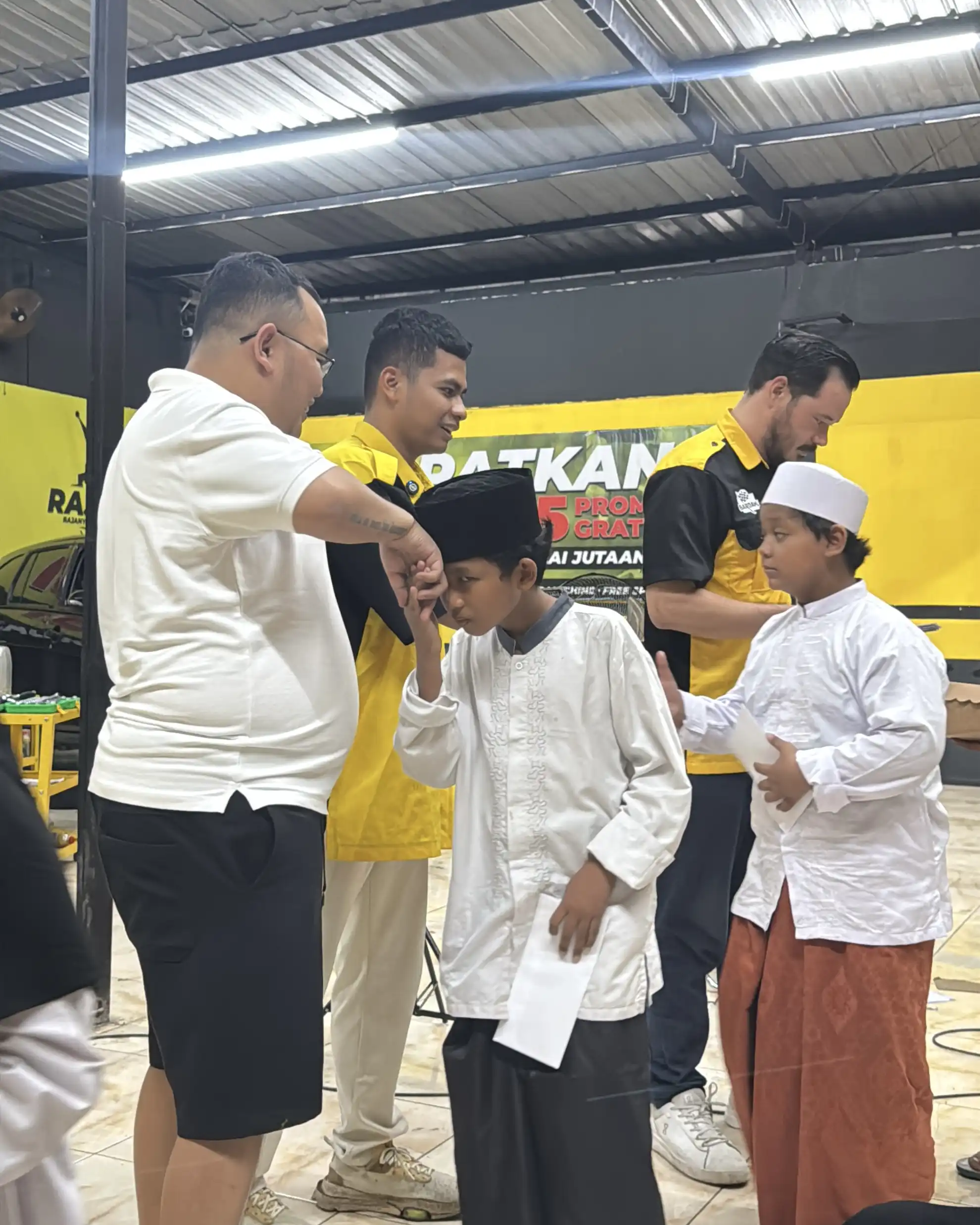 Santunan Kepada Anak Anak - Grand Opening