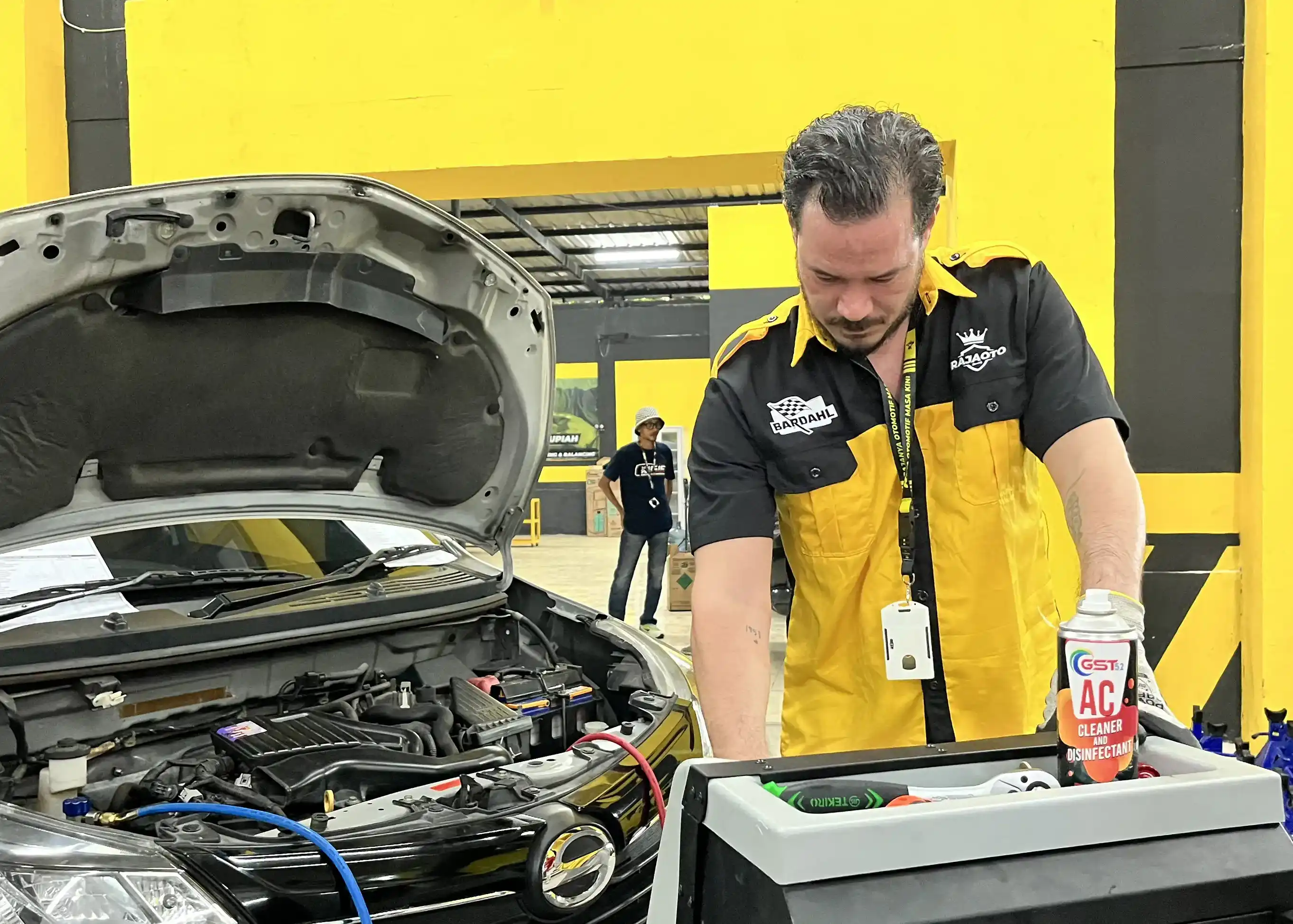 Service AC Mobil dengan AC Cleaner