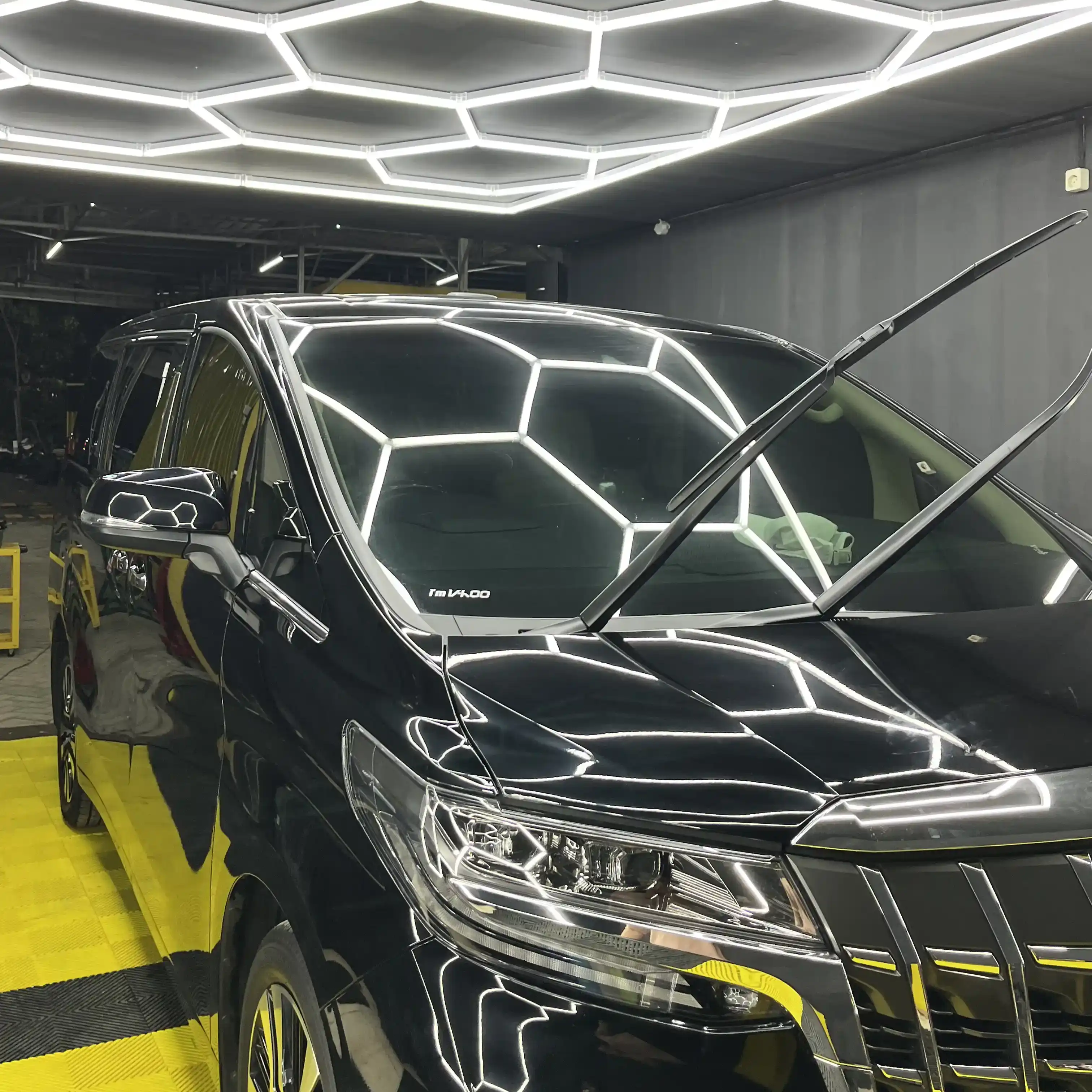 Detailing Toyota Alphard di Ruang Hexagon